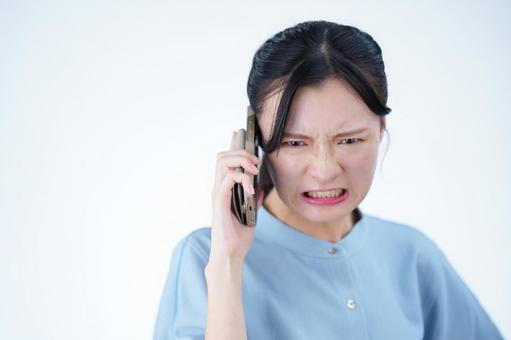 女性がスマホを手に怒る 女性,スマートフォン,持つの写真素材