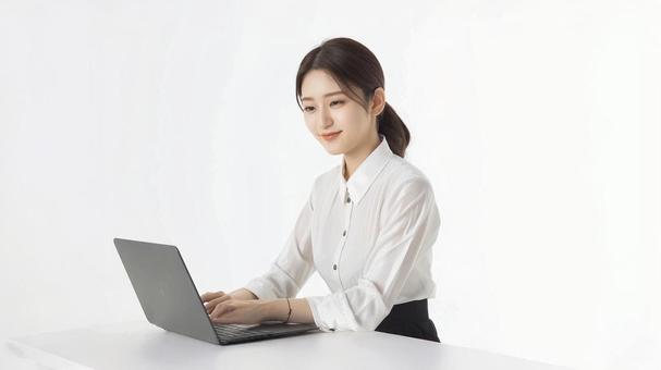 パソコンを使って仕事をする若い女性 パソコンを使って仕事をする若い女性の写真