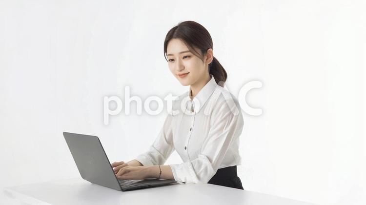 パソコンを使って仕事をする若い女性 仕事,ビジネス,パソコンの写真素材