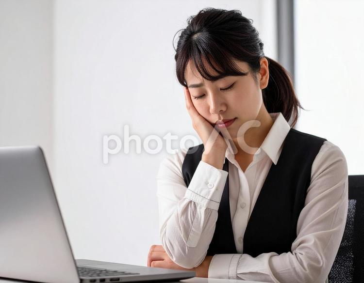 頭を抱えて頭痛に悩む女性 女性,頭痛,眩暈の写真素材