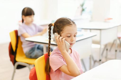 電話する女の子 女の子,子ども,生徒の写真素材