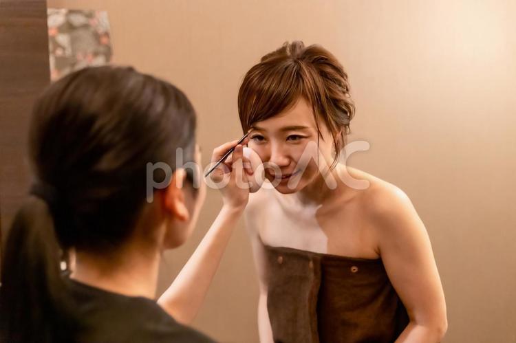 エステサロンでメイク指導を受ける女性 アートメイク,メイク指導,メイクの写真素材