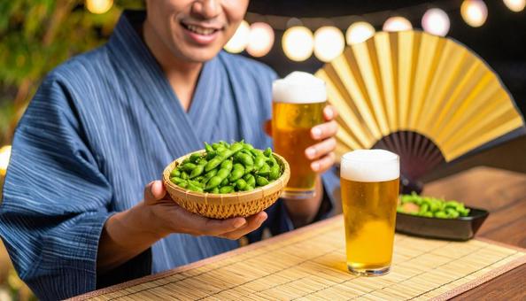枝豆とビールのある夏の風景 枝豆とビールのある夏の風景の写真