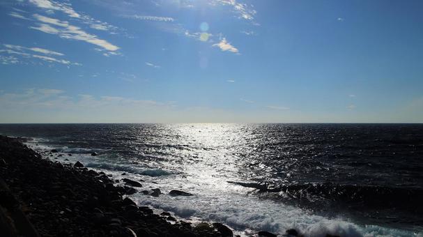 晩秋の日差しを浴びるて輝く御浜岬の海 海,晩秋,日差しの写真素材