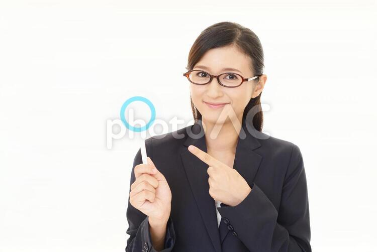 正解のマークを持つ笑顔の女性 女性,ビジネスウーマン,女の写真素材