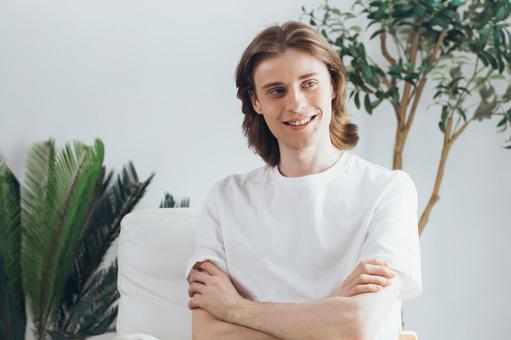 椅子に座って腕を組む男性 男性,外国人,欧米人の写真素材