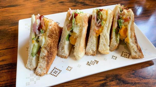 具だくさんのミックスホットサンド 具だくさんのミックスホットサンド ホットサンド,ミックスサンド,パンの写真素材