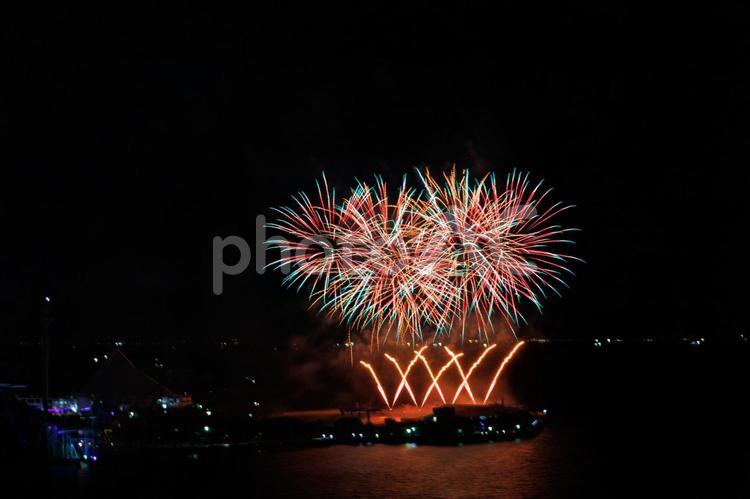 夜空に広がるスターマインと光の矢の花火 花火大会,打ち上げ花火,花火イメージの写真素材