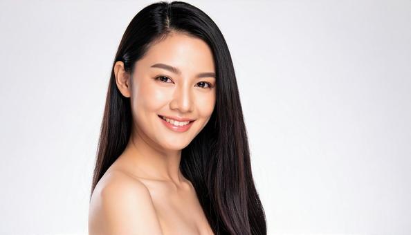 滑らかで輝く肌と艶やかな黒髪の日本人女性 滑らかで輝く肌と艶やかな黒髪の日本人女性の写真