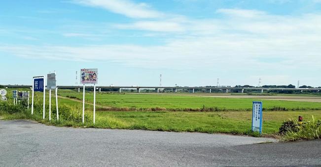 荒川河川敷から見た圏央道 埼玉県川島町 荒川河川敷から見た圏央道 埼玉県川島町の写真
