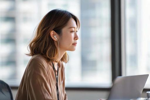 オンライン会議に参加する女性の写真