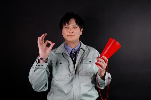 作業着の男性のOKサイン 作業着の男性のOKサイン 作業着,男性,okサインの写真素材