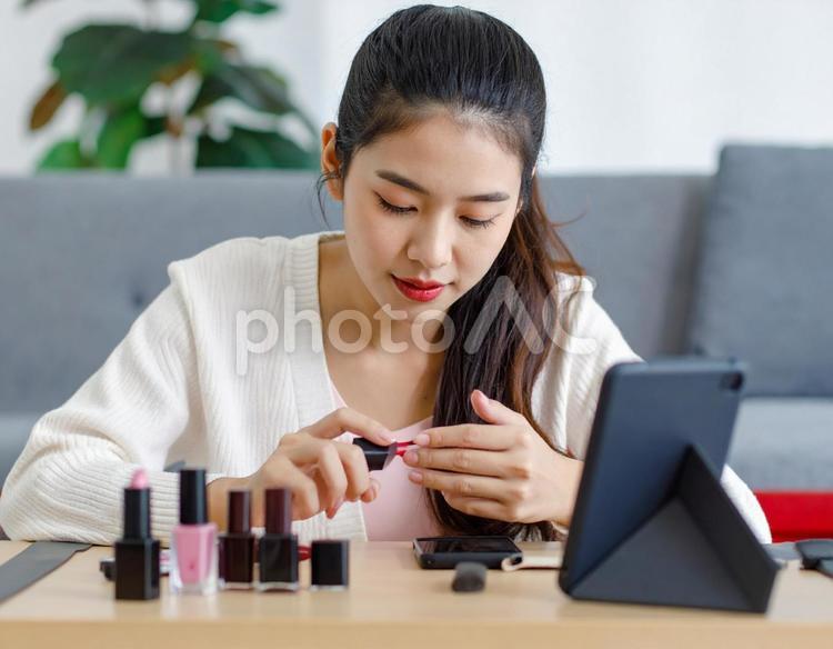 指にネイルを塗る女性 指,手,女性の写真素材