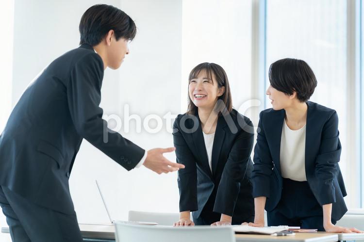 会議をする男女のビジネスマン ビジネス,会議,オフィスの写真素材