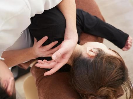 Japanese woman receiving shoulder massage, maison entière, cou rigide, massage, JPG