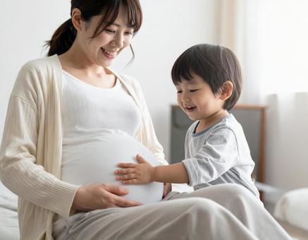妊婦している母と子供が微笑む優しい時間 妊婦している母と子供が微笑む優しい時間の写真