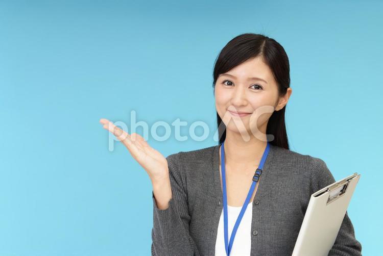 案内する笑顔のビジネスウーマン 女性,ビジネスウーマン,女の写真素材