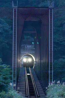 トンネルを抜けると鉄橋 トンネルを抜けると鉄橋の写真