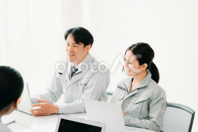 会議をする作業着をきた会社員 作業服,ビジネス,会議の写真素材