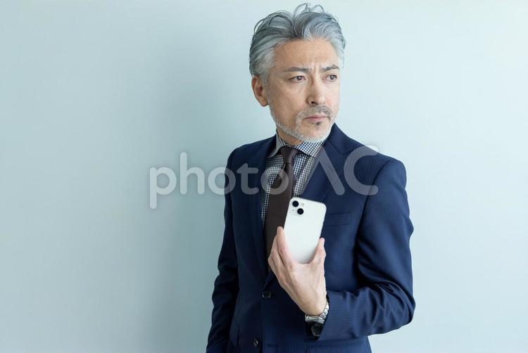 ミドルエイジビジネス　スマートフォン ビジネスマン,男性,ポートレートの写真素材
