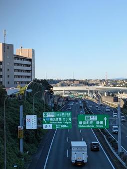 霜降前の横浜青葉インターチェンジの付近の写真