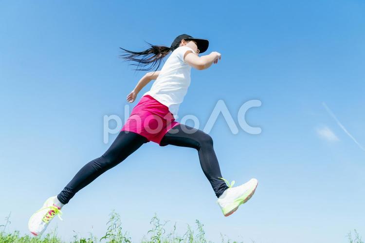 ランニングする若い女性 ランニング,ダイエット,笑顔の写真素材