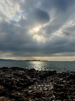 山口県彦島　竹ノ子島の磯辺 瀬戸内海,雲,曇りの写真素材