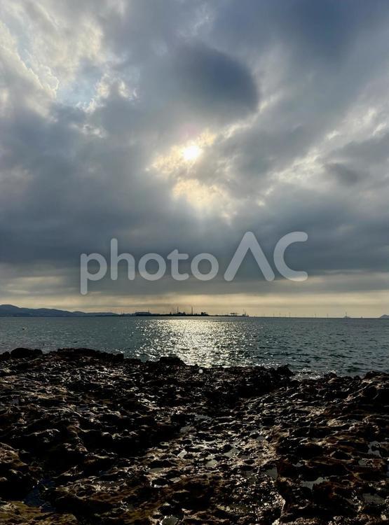 山口県彦島　竹ノ子島の磯辺 瀬戸内海,雲,曇りの写真素材