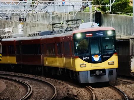 七条駅を発車した京阪8000系特急3 七条駅を発車した京阪8000系特急3 京阪電車,京阪特急,特急の写真素材