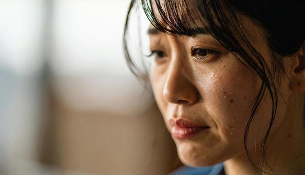 泣き顔の日本人の女性 泣き顔の日本人の女性の写真