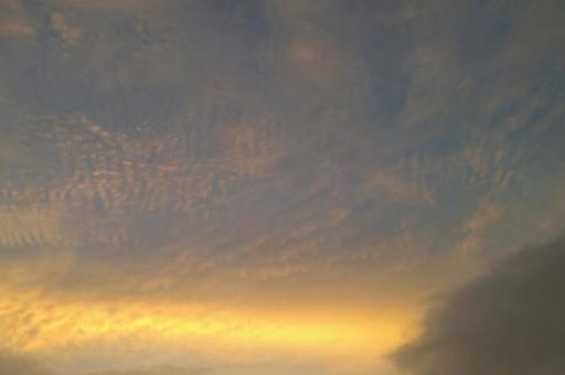 曇り空に夕陽がさす空 曇り空に夕陽がさす空の写真