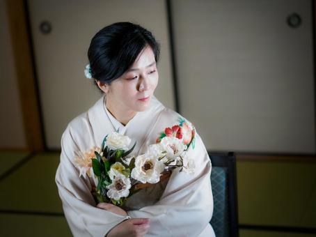 33:花と着物の女性 33:花と着物の女性 着物,花,花束の写真素材