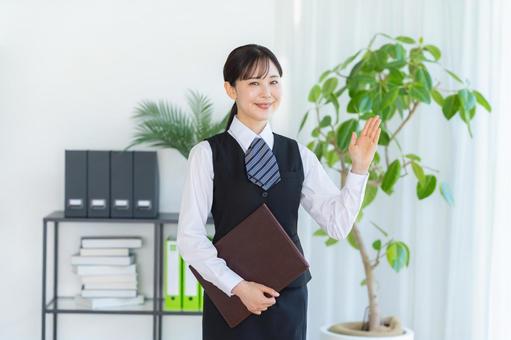 受付のビジネスウーマン 受付,女性,笑顔の写真素材