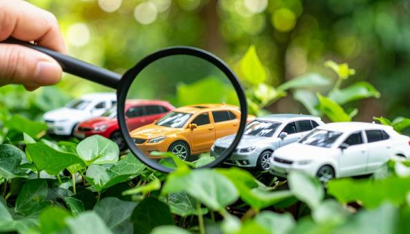 車を探す おもちゃの車を虫眼鏡で見る 車を探す おもちゃの車を虫眼鏡で見るの写真
