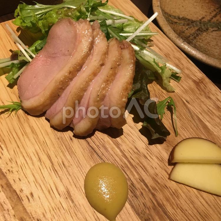 鴨と燻製チーズ おいしい,お肉,スライスの写真素材