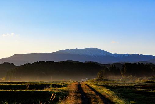 初冠雪の月山2025 初冠雪,月山,晴天の写真素材