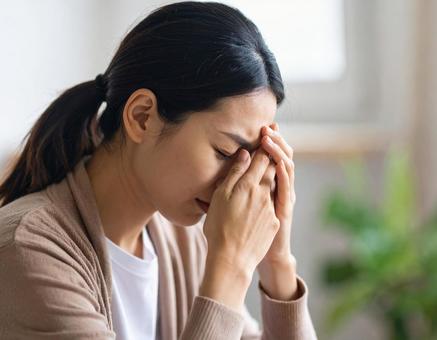 悩む女性 悩む女性の写真