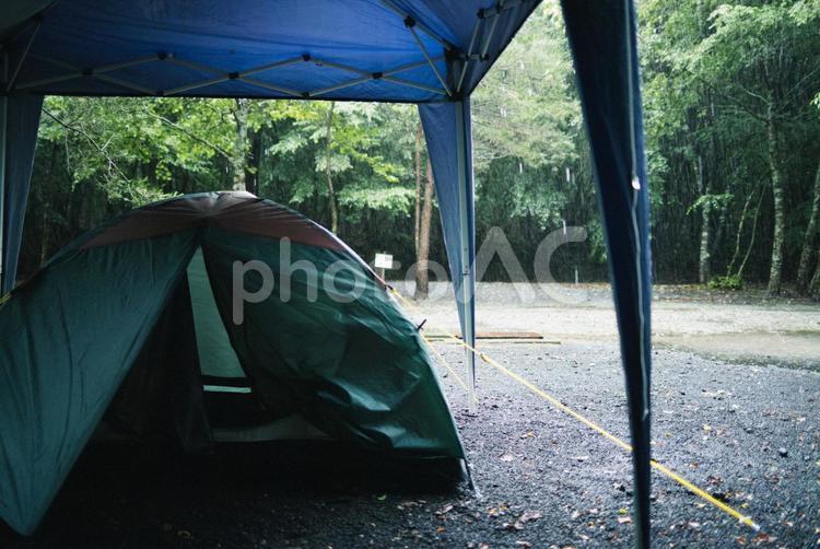 雨のキャンプ キャンプ,雨,テントの写真素材