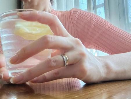 レモン水を持つ女性 レモン水を持つ女性 レモン,水,手元の写真素材