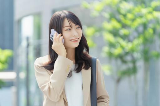 オフィス街を歩く女性・ビジネスウーマン 女性,ビジネス,歩くの写真素材