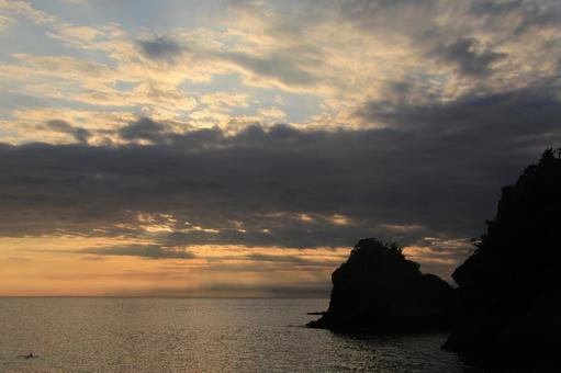 トンボロ現象の瀬浜海岸からの夕景 トンボロ現象の瀬浜海岸からの夕景 トンボロ現象,瀬浜海岸,夕景の写真素材