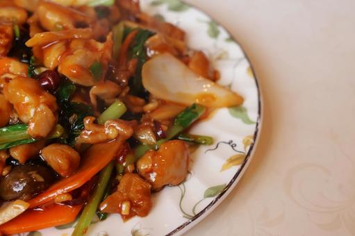 中華料理店の鶏肉のピリ辛炒め 中華料理店の鶏肉のピリ辛炒めの写真