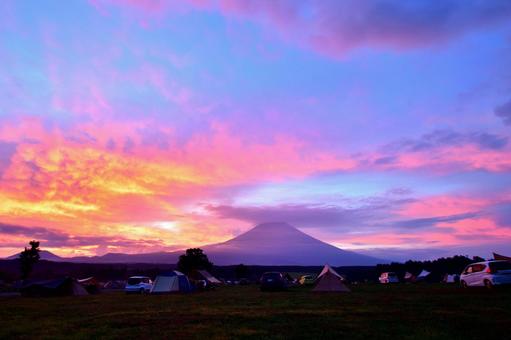 富士山を望むキャンプ場で迎える夜明け 富士山を望むキャンプ場で迎える夜明けの写真