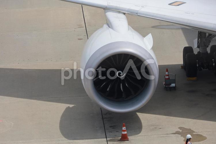 ジェットエンジン　飛行エンジン　パイロン 飛行機エンジン,ジェットエンジン,エンジンの形の写真素材