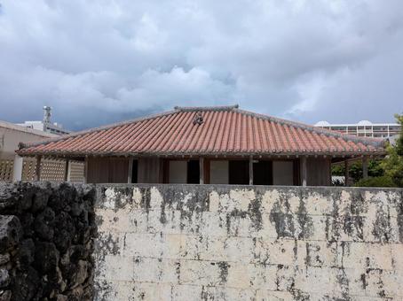 赤瓦と石垣、沖縄の風景の写真