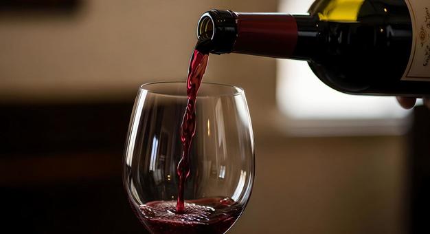 グラスに注がれる赤ワインのクローズアップ グラスに注がれる赤ワインのクローズアップの写真