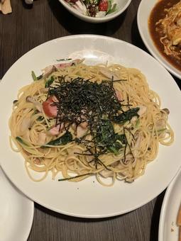 きのことベーコンのバター醤油 和風パスタ,美味しい,ベーコンの写真素材