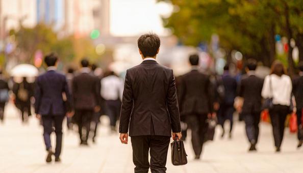 街中を歩くサラリーマンの写真
