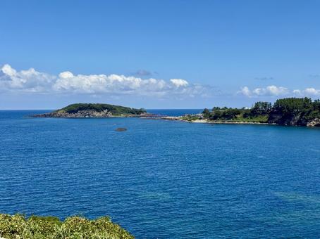 夏の海と東尋坊から見た福井県の雄島 夏の海と東尋坊から見た福井県の雄島 雄島橋,レジャー,自然の写真素材