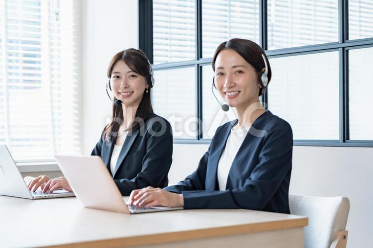 笑顔のオペレーター女性・二人 女性,ビジネスウーマン,オペレーターの写真素材